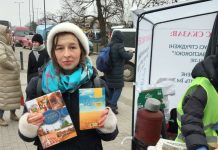 mujer entregando biblias en ucrania