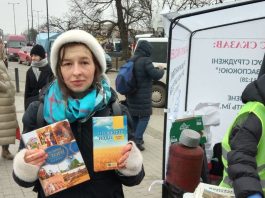 mujer entregando biblias en ucrania