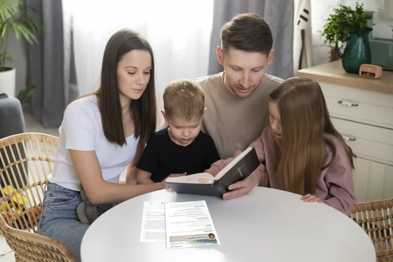 plano-medio-familia-feliz-leyendo-biblia copia